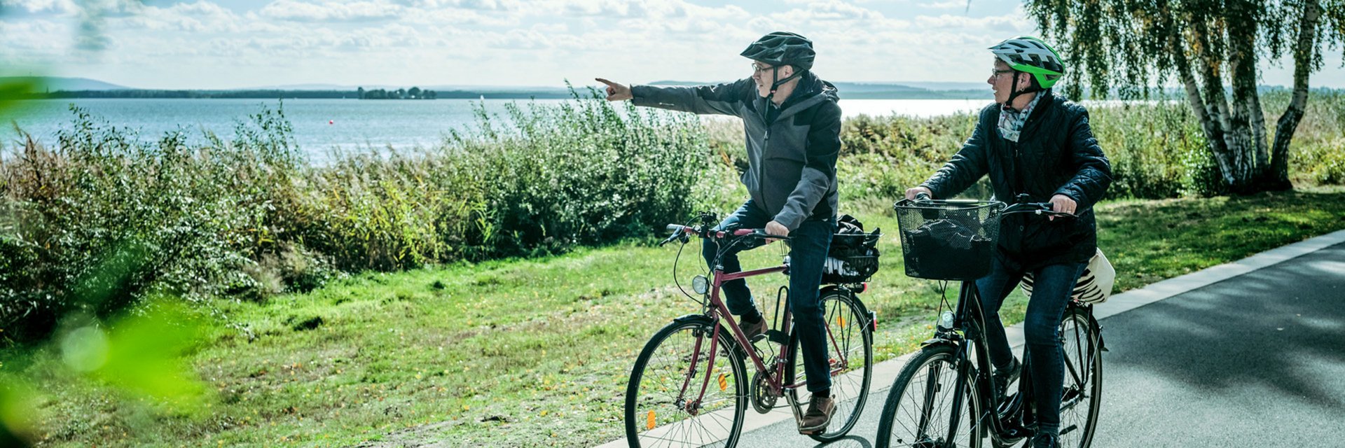 Zwei Fahrradfahrer fahren auf einem Radweg entlang des Steihuder Meers.
